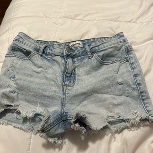 tilly’s light wash jean shorts